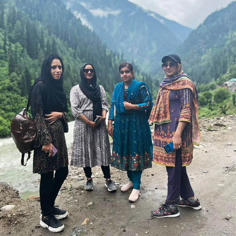 Zephyrs Textile Female Tour Kashmir